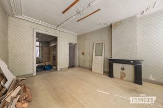 Op een absolute topligging in het historische centrum van Brugge bevindt zich dit te renoveren eigendom met een bijzonder interessant ontwikkelingspotentieel.<br /><br />Het pand bevindt zich boven een handelspand en strekt zich uit tussen de Geldmuntstraat en de Sint-Amandsstraat, waardoor het een uitzonderlijke positionering geniet met gevel- en raamopeningen die uitkijken op beide zijden. Een karakteristiek gegeven dat zorgt voor een bijzonder ruimtelijk potentieel en een unieke beleving midden in de Brugse binnenstad.<br /><br />Voor het eigendom zijn plannen én een vergunning aanwezig voor de realisatie van vier afzonderlijke residentiële entiteiten, goed voor een totale voorziene woonoppervlakte van maar liefst 261 m²:<br /><br />Studio – 43 m²<br /><br />1-slaapkamerappartement – 47 m²<br /><br />1-slaapkamerappartement – 70 m²<br /><br />Ruim 2-slaapkamerappartement – 101 m²<br /><br />De vergunde indeling biedt een interessante mix van compacte en ruimere woonentiteiten, waardoor het project zowel voor eigen bewoning, verhuur als een combinatie van beide aantrekkelijke mogelijkheden biedt.<br /><br />De absolute troef is uiteraard de ligging. Vanuit het pand bevindt men zich letterlijk in het hart van Brugge, op wandelafstand van de Markt, winkels, horeca, culturele bezienswaardigheden en alle voorzieningen van de historische binnenstad. De ligging tussen twee straten geeft het project bovendien een atypisch karakter dat op dergelijke centrale locaties maar zelden beschikbaar komt.<br /><br />Een bijzonder interessante opportuniteit voor investeerders, projectontwikkelaars of private bouwheren die op zoek zijn naar een vergund renovatieproject met meerdere residentiële entiteiten op één van de meest gegeerde locaties van Brugge.<br /><br />