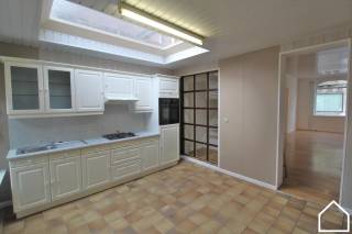 Cette charmante maison vous accueille par un agréable hall d’entrée menant à un séjour lumineux, idéal pour se détendre ou partager des...