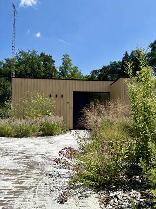 Unieke patio woning gelegen in Heppen. Volledig gerenoveerd. Rustig gelegen op een perceel van 1060 m2.Bewoonbare oppervlakte 180 m2, met daar...