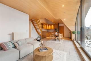 <p><span>VERKOCHT! Compromis in opmaak! Op zoek naar een charmant duplex-appartement met ruim terras en veel lichtinval? Ontdek dit één slaapkamer appartement nabij het Zuidpark en Keizerspark. In deze kleinschalige residentie kan u dit appartement met een bewoonbare oppervlakte van 75,5 m² op de derde verdieping terugvinden. Op deze verdieping bevindt zich een volledig geïnstalleerde open keuken en aangename woonruimte van 41 m² met direct toegang tot het terras van 9 m². De badkamer is uitgerust met een ligbad, dubbele wastafel en een toilet. Verder is er nog een handige bergruimte. Op de mezzanine bevindt zich de slaapkamer met aangrenzend een kleinere ruimte, momenteel ingevuld als inloopkast. In de slaapkamer kan u via het zolderluik de praktische zolder bereiken. </span></p><p><span>Dit appartement heeft een open en ruimtelijk gevoel door de overvloedige lichtinval. Met een EPC B-label, conforme elektrische keuring en een perfecte ligging qua openbaar vervoer en vlakbij de oprit van de autostrade, is dit appartement voor de sneller beslissers. </span></p><p><span> </span></p><p><span>Voor deze prijs krijgt u inclusief een staanplaats achteraan op het perceel gelegen. </span></p><p><span> </span></p><p><span>Bekijk alvast de virtuele toer op onze website en bel voor een afspraak naar 09/225.00.78.</span></p><p><span> </span></p>