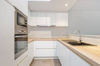 <strong>Ontdek deze recent volledig gerenoveerde woning</strong> met optimale ligging in het centrum van Moen. Volledig gerenoveerd in 2020, energiezuinig opgezet (label B), voorzien van centrale verwarming op aardgas en een conforme elektrische installatie. Vanuit de leefruimte heb je direct zicht op het aangenaam terras en de gezellige tuin, ideaal om buiten te genieten. Gelegen op wandelafstand van scholen, openbaar vervoer en handelszaken, combineert deze woning rust met een centrale bereikbaarheid. Een uitstekende woonplek voor wie comfort én efficiëntie waardeert.<br /><br /><strong>Indeling:</strong><br />Je komt binnen via de inkomhal. Op het gelijkvloers bevindt zich een bureau, een technische berging/wasruimte, een apart toilet en een lichtrijke leefruimte met open keuken die uitkijkt op de tuin met aangelegd terras. Op de eerste verdieping vind je een nachthal, twee volwaardige slaapkamers en een badkamer. Via de vaste trap bereik je de derde slaapkamer op de ingerichte zolderverdieping.<br /><br /><strong>Belangrijke troeven:</strong>
<ul>
	<li>Recente renovatie</li>
	<li>Energiezuinig (B - Label)</li>
	<li>Praktische indeling</li>
	<li>Centrale ligging</li>
	<li>Gezellige tuin met aangenaam terras</li>
</ul>
<br />EPC: 159 kWh/(m².jaar) of Label B. <br /><br /><strong>Benieuwd naar deze instapklare woning?</strong><br /><strong>Contacteer REALIMMO</strong> op 0471 89 28 25 of via aaron@real-immo.be voor een vrijblijvende rondleiding.