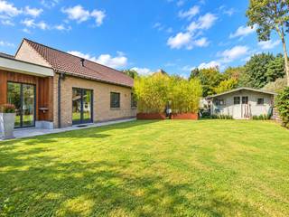 <p>** www.elshoutlaan37.be ** meer info en foto's!</p><p>Elshoutlaan 37 is een vrijstaande woning uit 1988, gelegen achteraan in een doodlopende straat in de groene en aangename wijk Lochtenberg in Sint-Job-in-'t-Goor.</p><p>De woning biedt alle comfort van gelijkvloers wonen en beschikt over een ruime, lichtrijke woonkamer, drie slaapkamers, waarvan één momenteel is ingericht als dressing, een royale badkamer, een praktische berging en wasplaats, en een ruime zolder.</p><p>Dankzij de vele raampartijen geniet vrijwel elke ruimte van een mooi uitzicht op de tuin. Dit zorgt voor een overvloed aan natuurlijk licht en een aangename verbinding tussen binnen en buiten.</p><p>De bijzonder ruime leefkeuken vormt een van de blikvangers van de woning en is volledig uitgerust met inbouwtoestellen en een Quooker-kokendwaterkraan. Via de inkomhal, voorzien van een vestiaire en een afzonderlijk gastentoilet, betreedt u de woning.</p><p>** www.elshoutlaan37.be ** meer info en foto's!</p>