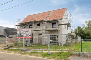 Gelegen in de straat Kopberg te Balen-Hulsen geniet deze duurzame woonst van een uiterst rustige ligging met toch tal van faciliteiten in de nabije omgeving. Daarnaast beschikken we over een vlotte verbinding met alle omliggende gemeenten.<br /><br />Beschrijving:<br />We betreden deze ruime woning via de inkomhal met vestiaireruimte en apart gastentoilet. Vervolgens komen we terecht in de lichtrijke leef- en eetruimte, dewelke naadloos overgaat in de volledig uitgeruste, open keuken met achterliggende bergruimte. Vanuit de open ruimte betreden we het terras, waar het heerlijk vertoeven is dankzij de gunstige oriëntatie.<br /><br />Op de eerste verdieping worden er 3 volwaardige slaapkamers alsook een luxueuze badkamer voorzien. Verder bevindt er zich in de nachthal nog een apart toilet alsook een aparte wasplaats. De vaste trap biedt ons tot slot nog toegang tot de zolderverdieping. Deze grote zolder biedt nog tal van mogelijkheden.<br /><br />Het zuid-west geörienteerde perceel van 498m² zorgt nog voor een aangename tuin waarbij naast de woning een carport wordt voorzien. Als extra troef kan men vanuit de achtertuin rechtstreeks het achterliggende bos en natuurgebied bewandelen.<br /><br />Extra:<br />- Zonnepanelen aanwezig<br />- Rolluiken op de bovenverdieping<br />- Carport naast de woning<br />- Domotica inbegrepen (Niko Home Control)<br /><br />Voor meer informatie maken we graag tijd voor u vrij. U kunt hiervoor een afspraak maken via info@vastengoed.be of telefonisch via 014/72.73.74.<br /><br />Wenst u een gratis schatting van uw eigendom? Contacteer ons voor een afspraak via 014/72.73.74.