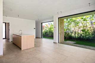 Op een prachtige en rustige locatie in Beerzel, vlakbij het centrum, winkels, scholen en openbaar vervoer, bevindt zich deze energiezuinige nieuwbouwwoning (BEN) met 3 volwaardige slaapkamers. De woning combineert privacy en groen uitzicht met de voordelen van modern wonen volgens de strengste energienorm: Bijna Energie Neutraal (E-peil < 20). Bbovendien afgewerkt met bijzonder veel oog voor kwaliteit en detail, wat haar een duidelijke meerwaarde geeft ten opzichte van de klassieke nieuwbouwwoningen.<br /><br />Deze stijlvolle halfopen bebouwing wordt uitgerust met een warmtepomp, vloerverwarming, zonnepanelen, een volledig ingerichte keuken en een moderne badkamer.<br /><br />We betreden de woning via de inkomhal met vestiaire en gastentoilet. De lichtrijke leefruimte biedt plaats voor een gezellige zithoek en een aparte eetruimte. De open keuken is mooi geïntegreerd en voorzien van kwalitatieve toestellen. Vanuit de leefruimte heeft u toegang tot het ruime terras en de zonnige tuin, waar u in alle rust en privacy kunt genieten. Op het gelijkvloers vindt u tevens een praktische berging naast de keuken. Op de eerste verdieping geeft de nachthal toegang tot drie volwaardige slaapkamers. Eén van de slaapkamers beschikt over een ensuite badkamer, uitgerust met een dubbele lavabo, inloopdouche en ligbad. De twee overige slaapkamers delen een badkamer met inloopdouche, waarbij elk van de kamers beschikt over een eigen lavabo. Verder is er op deze verdieping nog een apart toilet voorzien.<br /><br />Dit is een uitstekende opportuniteit als u op zoek bent naar een kwalitatieve nieuwbouw woning met 3 slaapkamers op een centrale locatie. Contacteer ons voor meer informatie op 0474/78 07 73 of neem een kijkje op www.boonstravastgoed.be.<br /><br />Bijzonderheden:<br />- Nieuwbouw<br />- Rustige ligging<br />- 3 slaapkamers