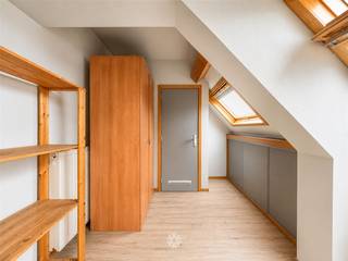<p><span>GENT - Zwijnaardsesteenweg - Ben je op zoek naar een ruime en gemeubelde studentenstudio te huur in Gent? Lees dan snel even verder.</span></p><p><span> </span></p><p><span>De voornaamste troeven:</span></p><ul><li><span>Gemeubelde dakstudio</span></li><li><span>Geschikt voor twee personen (ENKEL STUDENTEN)</span></li><li><span>Privatieve keuken en douchekamer (wel te delen in geval van twee studenten)</span></li><li><span>Op wandelafstand van het stadscentrum, winkels, restaurants, etc.</span></li><li><span>Nabij Gent Sint-Pietersstation</span></li></ul><p><span> </span></p><p><span>Indeling: eigen keukentje en badkamer (douche, toilet en lavabo), twee bedden, twee bureaus + twee bureaustoelen. <br />De studio is opgesplitst in twee helften waardoor je een woongelegenheid hebt voor twee huurders. De keuken en badkamer zijn te delen en je wandelt hierdoor wel door elkaars slaapplek.</span></p><p><span> </span></p><p><span>Belangrijke informatie:</span></p><p><span>Huurprijs: 800 euro/maand + 200 euro/maand inclusief verbruik EGW (elektriciteit, gas en water) en internet. Enkel studenten!</span></p><p><span>De studio is geschikt voor twee studenten die graag samen willen wonen en keuken/badkamer wensen te delen.</span></p><p><span>Beschikbaar vanaf: 15/09/2026.</span></p><p><span> </span></p><p><span>Interesse in deze toffe studentenstudio? Vraag dan snel jouw bezoek aan via onze website www.axellenaerts.be!</span></p><p><span> </span></p>