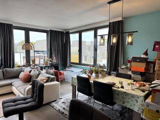 Op een uitstekende locatie in Mechelen bevindt zich dit appartement met 2 slaapkamers en garagebox. Dit gebouw is gelegen in een rustige, doodlopende straat vlakbij de Leuvense vaart. Toch geniet u van een uitstekende bereikbaarheid.We betreden het appartement op de tweede verdieping via de inkomhal met apart gastentoilet. De leefruimte geniet van veel lichtinval door de grote raampartijen. Hier kunt u een gezellige zithoek en eetplaats inrichten. De open keuken is mooi geïntegreerd in het geheel en is voorzien van alle toestellen, met aangrenzend de berging/wasruimte. De nachthal geeft ons verder toegang tot de 2 slaapkamers en de badkamer voorzien van dubbele lavabo, ligbad en toilet. Op het ruime terras kunt u steeds in alle rust genieten van het mooie weer. Mogelijkheid tot huren van een bovengrondse garagebox mits +100euro/maand.