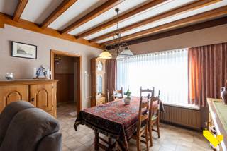 Rustig gelegen karaktervolle woning.We betreden deze karaktervolle woning via de inkomhal die toegang biedt aan de rechterzijde naar de bureau (of...