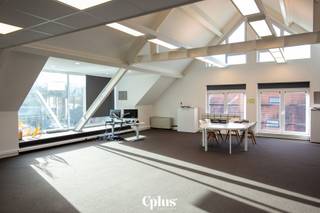 Bent u op zoek naar de ideale werkruimte op een toplocatie? Deze moderne commerciële ruimte langs de Kortrijkse Steenweg biedt...