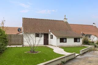 Deze vakantiewoning is gunstig gelegen in domein Duinendaele nabij de Franse grens, Plopsaland en het natuurreservaat. Hier geniet u van een woning met 3 slaapkamers, een zongerichte tuin met tuinhuis en parkeerplaats voor de deur. De vernieuwde terrassen en heraangelegde voortuin geven een prachtige uitstraling en binnen kunt u het volledig inrichten naar wens. Deze woning wordt bemeubeld aangeboden.<br /><br />Indeling van de vakantiewoning is het volgende:<br />Inkom, wc, badkamer, gelijkvloerse slaapkamer, leefruimte met open keuken en doorgang tot de tuin, op het verdiep een overloop met 2 slaapkamers.<br /><br />Enkele troeven:<br /><br />- Vernieuwde terrassen en tuin<br />- Privatieve parkeerplaats aan de deur<br />- Centraal gelegen tussen natuur, pretpark en Frankrijk<br />- Sportvelden en openluchtzwembad in het domein