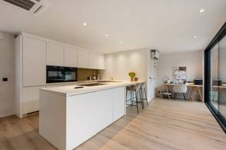 Register for the visit on Saturday, April 4th through our website: https://benjaminverkoopt.be/panden/hoekwoning_met_epc_b-3_slaapkamers-garage_en_zuidgerichte_tuin_in_koolskamp-1/<br />- Corner house with central location in Koolskamp: Dorpsplein 18<br />- EPC label B, UC: 3787535<br />- Large living space with cozy gas fireplace<br />- Open kitchen and adjoining storage room<br />- Additional storage/laundry room<br />- Integrated garage<br />- South-facing garden with terrace and garden shed<br />- 3 bedrooms<br />- Dressing room<br />- Spacious bathroom with bathtub, walk-in shower, and washbasin<br />- Large attic with fixed staircase<br />- Additional attic space above the kitchen (approximately 40 m²)<br />- Compliant electricity<br />- 18 m² of solar panels<br />- Guide price: € 379,000