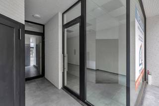 <p>Deze instapklare nieuwbouw handelsruimte van <strong>112 m²</strong> bevindt zich op een uitstekende zichtlocatie in <strong>Ninove</strong> en biedt een veelzijdige basis voor ondernemers die op zoek zijn naar een representatieve en vlot bereikbare werk- of praktijkruimte.</p><p>Dankzij de moderne afwerking, de praktische indeling en de verzorgde uitstraling leent het pand zich perfect voor diverse professionele invullingen, zoals een <strong>kantoorruimte, vrij beroep, paramedische praktijk, coachingruimte, schoonheidsinstituut, advieskantoor, showroom of dienstverlenende activiteit</strong>.</p><p>De handelsruimte verkeert in uitstekende staat en is voorzien van een <strong>kitchenette</strong>, <strong>twee toiletten</strong> en een <strong>berging</strong>, die inbegrepen is in de huurprijs. Hierdoor combineert het pand comfort, functionaliteit en professionele uitstraling op één centrale locatie.</p><p>De strategische ligging in Ninove zorgt voor een sterke bereikbaarheid en visibiliteit, wat deze ruimte bijzonder interessant maakt voor ondernemers die hun zaak willen uitbouwen op een commerciële toplocatie.</p><p></p><p><strong>Huurprijs:</strong> €1.350/maand excl. btw<br /><strong>Gemeenschappelijke kosten:</strong> €75/maand<br /><strong>Beschikbaarheid:</strong> onmiddellijk beschikbaar</p><p></p><p>Een uitstekende opportuniteit voor wie op zoek is naar een moderne, flexibele en commercieel aantrekkelijke handelsruimte in Ninove.</p>