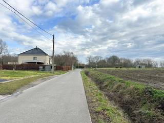 In het hart van de Ponjaard, een van de meest gegeerde en rustige plekjes van Melsele, bevindt zich deze prachtige bouwgrond in woongebied met landelijk karakter. Een omgeving waar open ruimte, groen en stilte nog vanzelfsprekend zijn, en waar wonen gebeurt op het ritme van het dorp.<br /><br />De bouwgrond leent zich voor de realisatie van één stijlvolle eengezinswoning, perfect ingebed in het bestaande straatbeeld. Geen verdichting, geen appartementsbouw, maar duurzaam en harmonieus wonen met respect voor de landelijke omgeving.<br /><br />Achterliggend agrarisch gebied zorgt voor een blijvend open zicht en privacy, terwijl alle voorzieningen, verbindingswegen en het centrum van Melsele vlot bereikbaar blijven.<br /><br />Een unieke kans voor wie op zoek is naar rust, ruimte en kwaliteit, op een locatie waar zulke percelen zeldzaam zijn.