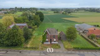 Unieke eigendom met prachtig zicht over de Vlaamse Ardennen op een ruim perceel van 3.310 m² in Horebeke<br /><br />Op een schitterende locatie in het landelijke Horebeke bevindt zich deze karaktervolle eigendom op een ruim perceel van 3.310 m², genietend van prachtige vergezichten over het glooiende landschap van de Vlaamse Ardennen.<br /><br />De bestaande woning omvat momenteel een ruime leefruimte, keukenruimte, badkamer, kelder, vier slaapkamers en een vaste trap naar de zolderverdieping waar bijkomende ruimtes mogelijk zijn. Daarnaast beschikt het geheel over verschillende bijgebouwen waaronder een stalling met garage, extra kelderruimte en een garagebox. Achteraan het perceel bevindt zich nog een volledig omheinde weide, wat zorgt voor een uitzonderlijk gevoel van ruimte en privacy.<br /><br />Belangrijk om te vermelden: de woning is getroffen door een rooilijn en dient hierdoor afgebroken en heropgebouwd te worden volgens de geldende voorschriften. Dit biedt de toekomstige eigenaar de mogelijkheid om een nieuwbouwproject te realiseren op een prachtige locatie met een uniek uitzicht.<br /><br />Een uitzonderlijke opportuniteit voor wie op zoek is naar een ruim perceel in een rustige, groene omgeving en zijn eigen droomwoning wil creëren in de Vlaamse Ardennen.<br /><br />Interesse? Neem vandaag nog contact met ons op voor meer informatie of een bezoek ter plaatse.