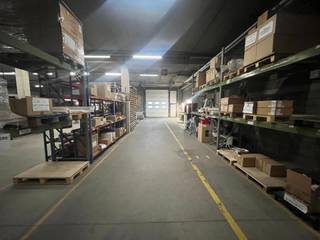 - Mechelen-Noord<br />- zichtlocatie langs E19<br />- magazijn 3.600m²<br />- mezzanine aanwezig<br />- 2 loskades<br />- 1 gelijkvloerse poort