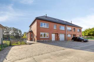 This move-in ready home, located at Beneden-Hemelrijk 53 in Meerbeke (Ninove), is an excellent choice for large families looking for space, comfort and tranquility. Its quiet location, combined with generous parking (a driveway for several cars plus an indoor garage), makes it a particularly practical and pleasant place to live.

The ground floor features a spacious entrance hall with a separate toilet, leading to the bright living area and the adjoining open kitchen with dining space. From here, you can enjoy a lovely view of the garden and the meadows beyond. The ground floor also includes a practical storage room, a separate laundry room, a handy cellar and a spacious indoor garage.

The first floor offers no fewer than four generous bedrooms, a central landing and the bathroom. The second floor provides a fifth bedroom and a large attic space, perfect for extra storage.

This home is fitted with every comfort: heat pump heating (in the bedroom wing) and roller shutters ensure a pleasant indoor climate all year round. Solar panels, renovated windows and wall insulation also make it an energy-efficient home.

A well-maintained home with five bedrooms, spacious living area and kitchen, ample parking, quietly located in Meerbeke with green views. EPC B.
More information or a visit: Charlotte@immoaccenta.be