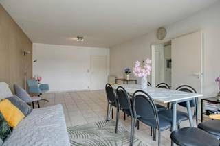 Bent u op zoek naar een centraal gelegen appartement te koop in Kortrijk? Dit verzorgde twee-slaapkamerappartement aan het iconische Stationsplein combineert comfortabel wonen met een uitstekende ligging in het hart van de stad. Dankzij de strategische locatie bevindt u zich op wandel- en fietsafstand van winkels, scholen, horeca en het openbaar vervoer.<br /><br />Dit pand is zowel interessant voor wie zelf wil wonen op een toplocatie als voor investeerders. Het appartement is momenteel verhuurd, wat meteen een aantrekkelijk rendement biedt voor investeerders.<br /><br />Indeling van het pand:<br />- Inkomhal: centrale toegang tot alle vertrekken<br />- Leefruimte: aangename en lichtrijke woonkamer<br />- Keuken: praktisch ingerichte keuken<br />- Slaapkamers: 2 volwaardige, comfortabele slaapkamers<br />- Badkamer: verzorgde sanitaire ruimte<br />- Berging: privatieve berging in het gebouw<br />- Parkeergelegenheid: mogelijkheid tot aankoop van een afzonderlijke garagebox<br /><br />Het appartement is momenteel verhuurd en biedt daardoor een mooie opportuniteit voor investeerders die op zoek zijn naar een onmiddellijk rendement. Wenst u het appartement zelf te bewonen, dan kan dit na opzeg van de lopende huurovereenkomst.<br /><br />Troeven:<br />- Centrale ligging aan het Stationsplein, alles op wandel- en fietsafstand<br />- Privatieve berging in het gebouw<br />- Mogelijkheid tot aankoop van een garagebox<br />- Direct rendement/ interessante investering! <br />- Vlotte bereikbaarheid met wagen en openbaar vervoer<br /><br />Wilt u dit fantastische appartement bezoeken? Neem vandaag nog contact met ons op voor een bezoek of meer informatie! Cléo - 0472 18 39 96<br /><br />Bestuursmaatregelen in het maatregelenregister: in aanvraag