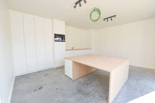 Kantoorruimte in nieuwbouwunit, voorzien van kitchenette en alle voorzieningen (wc en internet)<br />De bureauruimte is 25m² groot en beschikt over 2 parkeerplaatsen (met laadpaal).<br /><br />De ruimte werd ingericht met inbouwkasten, bureau en modern keukentje.<br /><br />Vraag nu meer info via lisa@immoroba.be