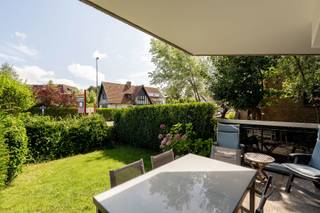 <strong>EXCLUSIEF TE KOOP: Comfortabel gelijkvloers appartement centraal in het Zoute</strong><br /><br />Zonnig tuin appartement met twee ruime slaapkamers, waaronder een master bedroom met veel ingemaakte kasten en toegang tot het terras achteraan. 2 badkamers waarvan 1 met bad en 1 met douche. Tweede slaapkamer. Het appartement is voorzien van uitgeruste keuken, een een ruime living met veel natuurlijk licht uitgevend op het aangename terras en het tuintje rondom.<br />Privatieve kelder en mogelijkheid tot aankoop van een garagebox in de residentie.<br /><br />Perfect voor wie op zoek is naar comfort en gemak op één niveau.<br /><br />EPC: 247 kWh/m²/jaar - UC: 3573795-RES-2