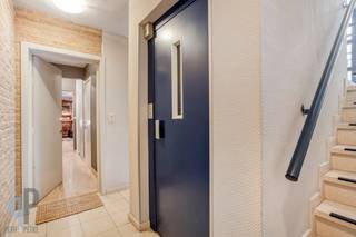 Te Asse, aan de rand van Brussel, vinden we dit knappe en heel goed onderhouden appartement, voorzien van een inkomhall met gastentoilet,...