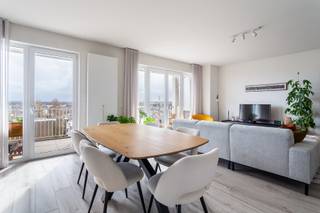 <p><span>Dit fantastische appartement bevindt zich op de Prins Albertlei, beter gekend als De Merodewijk: letterlijk op de grens Antwerpen-Berchem waar het heerlijk wonen is, op 2 stappen van Brouwerij De Koninck waar tal van topzaken gevestigd zijn zoals The Bakery, Van Tricht, The Butcherstore, maar ook supermarkten ; Delhaize, Lidl, Albert Heijn vind je er op wandelafstand! Het appartement treffen we aan op de bovenste verdieping , geen bovenburen dus en het dak werd pas gerenoveerd! EPC B is het resultaat. Het volledige appartement onderging overigens een totale make-over: alle ramen, vloeren, badkamer en keuken en elektriciteit zijn vernieuwd. Dé troef is ongetwijfeld het zonneterras welke over de volledige breedte van de living loopt. Zon van 'smorgens! Heerlijk zicht over de wijde omgeving van het eilandje tot Centraal Station, Berchem, Deurne etc.... zover de horizon reikt! Ook de slaapkamers genieten van een mooi uitzicht en kijken richting Antwerpen Zuid en omgeving. Elek conform, Asbestvrij. Kelderberging inbegrepen in prijs.</span></p>