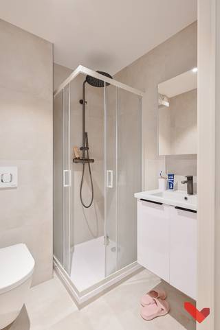 Deze charmante en volledig gerenoveerde studentenkamer is gelegen op een absolute toplocatie, pal aan de Vismarkt.<br /><br />Deze studentenkamer heeft een vast meubel met koelkast en microgolfoven en een eigen privatieve badkamer met toilet, douche en lavabo. Daarnaast is de kamer bemeubeld met een bed, een bureau en een bureaustoel. <br /><br />Er zijn 2 gemeenschappelijke en compleet uitgeruste keukens in het gebouw en er is een buitenruimte voorzien. Ook is er een ruime fietsenstalling achteraan het gebouw met ingang aan de achterliggende straat Craenendonck. <br /><br />Het gebouw heeft een volledig betonnen structuur en een logische indeling. De authentieke en historische façade werd gerestaureerd en kreeg zo zijn uitstraling van weleer terug. Alle units, en met uitbreiding het ganse gebouw, hebben een totaalrenovatie ondergaan in 2021. Hierdoor voldoet alles aan de laatste nieuwe regelgeving omtrent brandveiligheid, oppervlakte en woonkwaliteit met het blauwe kotlabel als gevolg. <br /><br />Huurprijs 665 euro plus 140 euro vaste kosten voor internet, water, elektriciteit en verwarming.