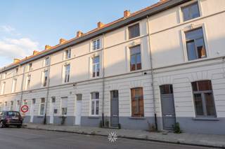 <p><span>GAND - Ganzendries : Vous recherchez </span><span>une jolie maison mitoyenne rénovée à louer près de Gand-Sint-Pieters</span><span>? Alors ce bien pourrait vous intéresser.</span></p><p><span> </span></p><p><span>Ses principaux atouts :</span></p><ul><li><span>La maison a été entièrement rénovée</span></li></ul><ul><li><span>Agréable cour intérieure orientée sud-ouest</span></li><li><span>À quelques pas de la gare de Gand-Saint-Pierre</span></li><li><span>À proximité des écoles, des commerces et du centre-ville</span></li><li><span>Pièces à vivre lumineuses</span></li><li><span>Facilement accessible en transports en commun</span></li></ul><p><span> </span></p><p><span>Agencement du rez-de-chaussée :</span></p><p><span>Hall d'entrée avec vestibule, pièce à vivre, cuisine équipée (plaque de cuisson, hotte, réfrigérateur, four, branchement pour lave-linge). La cuisine donne accès à la cour intérieure orientée sud-ouest avec un espace de rangement.</span></p><p><span> </span></p><p><span>Agencement du premier étage :</span></p><p><span>Deux chambres spacieuses.</span></p><p><span> </span></p><p><span>Aménagement du deuxième étage :</span><span><br />Combles/troisième chambre avec mezzanine, salle de bains équipée d'une cabine de douche, de toilettes et d'un meuble-lavabo double.</span></p><p><span> </span></p><p><span>Informations importantes :</span></p><p><span>Disponible à partir du 01/10/2026. Domicile obligatoire.</span></p><p><span>Loyer : €1 200 par mois. Charges (électricité, gaz et eau) à régler séparément.</span></p><p><span> </span></p><p><span>Ce logement vous intéresse ? Demandez vite une visite via notre site web www.axellenaerts.be !</span></p>
