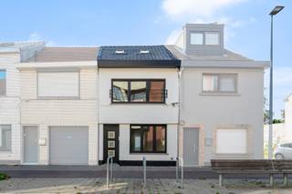 Deze moderne woning werd volledig gestript en zeer degelijk gerenoveerd. De indeling van de woning is als volgt: inkomhal met...