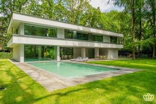<p><span>A recently built, extremely luxurious villa with a heated pool (furnished rental available), located in a quiet, wooded area near the center of Heide-Kalmthout, featuring, among other things, 4 bedrooms, 3 bathrooms, and a lot of approximately 2,500 m²!</span></p><p><span> </span></p><p><span>LAYOUT</span></p><p><span>Ground Floor</span></p><p><span>You enter the home through the spacious entry hall with a coat closet and a guest restroom with a hand sink.</span></p><p><span>On the right is the spacious kitchen-living area with a dining area and an open kitchen, equipped with high-quality built-in appliances, including an oven, microwave, refrigerator, freezer, and a large wine cooler. The spacious kitchen island features a sink with a Quooker faucet and an induction cooktop with an integrated downdraft system. Adjacent to this is a practical utility room/laundry area.</span></p><p><span>Thanks to the large windows, the kitchen enjoys an abundance of natural light and a beautiful view of the landscaped garden. Sliding windows provide direct access to the covered terrace. The adjoining living and TV room also features large windows and impressively high ceilings, creating a particularly spacious feel.</span></p><p><span>On the left side of the home are two bedrooms with built-in closets and a separate bathroom equipped with a sink and a walk-in shower.</span></p><p><span>The entire ground floor is finished with hardwood flooring (with the exception of the bathroom) and features underfloor heating.</span></p><p><span> </span></p><p><span>First Floor</span></p><p><span>An elegant floating staircase leads to the first floor. Here you’ll find an open-concept office space, ideal for working from home. </span></p><p><span>Adjacent to this, on the left, is a third bedroom with built-in closets and an ensuite bathroom featuring a sink, bathtub, walk-in shower, and toilet. On the right is the spacious master bedroom with built-in closets, an ensuite walk-in closet, and a bathroom equipped with a double sink, bathtub, walk-in shower, and toilet.</span></p><p><span>This floor is also fully finished with hardwood flooring (with the exception of the bathrooms) and features underfloor heating.</span></p><p><span> </span></p><p><span>Garden</span></p><p><span>The villa is situated on a private lot of approximately 2,500 m².</span></p><p><span>Through the automatic gate, you reach the landscaped driveway with parking for several cars and the well-maintained front yard.</span></p><p><span>The backyard offers every comfort and privacy, with a spacious covered terrace, an additional sun terrace, a heated pool, and a beautifully landscaped garden with a gazebo.</span></p><p><span> </span></p><p><span>Details</span></p><p><span>- Quiet and residential location in a wooded area, a short distance from the center of Heide-Kalmthout.</span></p><p><span>- Close to shops, restaurants, schools, and public transportation, with easy access to Antwerp and the Netherlands.</span></p><p><span>- Available starting September 1, 2026.</span></p><p><span>- Short-term lease: minimum 1 year – maximum 3 years.</span></p><p><span>- Base rent (unfurnished): € 5,500/month.</span></p><p><span>- Rent (furnished): € 6,000/month.</span></p><p><span>- Very energy-efficient: EPC rating A – E-level 17.</span></p>