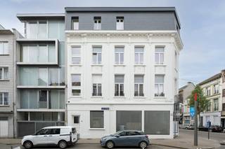 <p><strong>Wonen in 2018 is kiezen voor een buurt die gewoon goed zit. Vlakbij het Stadspark, met winkels, horeca en openbaar vervoer op wandelafstand, en tegelijk dat typische stadsgevoel dat nooit verveelt. In de Jacob Jordaensstraat zit je rustig, maar wel middenin alles. En net daar, op de tweede verdieping van een kleinschalig gebouw, ligt dit appartement. Geen afgewerkt plaatje, wel een plek waar je zelf het verhaal schrijft. En wij zijn er zeker van: met de juiste ingrepen wordt dit iets heel moois. Kom binnen…</strong></p><p> </p><p><strong>Leven zoals jij het ziet</strong></p><p>De leefruimte vormt de basis van het appartement. Vandaag nog puur en oningevuld, maar net dat maakt het interessant. Hier kan je volledig je eigen indeling en sfeer creëren, afgestemd op hoe jij wil wonen.</p><p> </p><p><strong>Koken, nog vorm te geven</strong></p><p>De keuken vraagt vandaag om een nieuwe invulling. Een plek waar je vanaf nul kan vertrekken en alles naar je hand kan zetten. Praktisch, open of net apart: de keuze ligt volledig bij jou.</p><p> </p><p><strong>Ruimte om te groeien</strong></p><p>Met twee grote slaapkamers zit je hier meteen goed qua ruimte. Volwaardige kamers waar je echt iets mee kan doen, zonder compromissen. Slaapkamers die niet alleen praktisch zijn, maar ook potentieel hebben om echte thuishavens te worden.</p><p> </p><p><strong>Buiten, al is het klein</strong></p><p>Er is een klein terrasje aanwezig. Geen klassieke buitenruimte, maar wel handig als extra plek, bijvoorbeeld voor vuilbakken of opslag.</p><p> </p><p><strong>Sterke basis</strong></p><p>Het gebouw zelf kreeg recent al de nodige zorgen: een nieuw dak, opgefriste en geschilderde gevels, een vernieuwde trappenhal en nieuwe ramen. Binnen vraagt het appartement om renovatie, maar de basis is er. Met een EPC D, geen asbest en twee privatieve kelders heb je hier een duidelijke startpositie. De elektriciteit is momenteel niet conform, dus ook dit breng je best nog in orde. Met een stevige fundering en opportuniteiten te over, is dit een appartement voor wie verder kijkt dan wat er is, en vooral ziet wat er kan zijn.</p><p> </p><p><strong>Verliefd? Info@ugly.be.</strong></p>