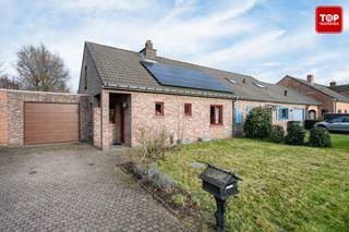 Deze woning is centraal gelegen in een rustige buurt, met een vlotte bereikbaarheid naar het centrum en nabijgelegen voorzieningen. Een ideale...