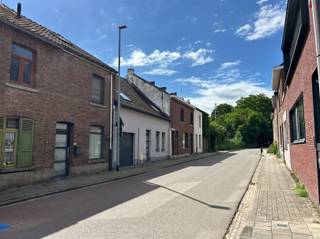 <p><span>OPEN HUIS Zat. 20/6 Deze woning is vrijblijvend te bezichtigen op zaterdag 20 juni tussen 10u00 en 11u00. U bent van harte welkom! Deze charmante en goed onderhouden woning is gelegen in de Hoegaardsestraat, op een uitstekende locatie in Leuven. U geniet er van een rustige woonomgeving, op wandel- en fietsafstand van het bruisende stadscentrum, vlak bij de prachtige omgeving van de Abdij van Park en met een vlotte verbinding naar de belangrijkste invalswegen. De woning omvat op het gelijkvloers een gezellige leefruimte, een eetkamer en een open, volledig ingerichte keuken met toegang tot een aangename buitenruimte en praktische berging/wasplaats. Op de eerste verdieping bevinden zich een ruime slaapkamer en een badkamer uitgerust met een douche. De tweede verdieping biedt plaats aan een zeer ruime tweede slaapkamer, die eveneens perfect kan dienen als bureau of hobbyruimte. Daarnaast beschikt de woning over een kelder die extra opslagruimte biedt. Deze karaktervolle woning combineert hedendaags wooncomfort met een warme, authentieke uitstraling. Dankzij de rustige ligging, de nabijheid van het centrum van Leuven, de Abdij van Park en de uitstekende bereikbaarheid is dit een ideale woning voor wie comfortabel en centraal wil wonen. Onmiddellijk beschikbaar. Een unieke kans voor snelle beslissers!</span></p>