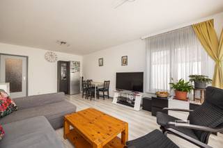 <p><span>Gelijkvloersappartement met 2 slaapkamers, ondergrondse garagebox en terras.</span></p><p><span> </span></p><p><span>Rustig gelegen in een woonwijk. Dichtbij openbaar vervoer, scholen en winkels.</span></p><p><span>Domein Bisschoppenhof vlakbij. Veel voorzieningen op wandelafstand. <br />Het appartement is grotendeels gerenoveerd geweest. </span></p><p><span> </span></p><p><span>Indeling: </span></p><p><span><br />Inkomhal. </span></p><p><span>Nachthal.</span></p><p><span>Leefruimte op laminaat.</span></p><p><span>Keuken is recent gerenoveerd - op een tegelvloer. Oven, inductie-kookplaat, kleine vaatwasser.</span></p><p><span>Badkamer met toilet, lavabo, douche in bad en plaats voor wasmachine.</span></p><p><span>Twee slaapkamers op laminaat. </span></p><p><span>Aansluitend terras met open zicht.</span></p><p><span>Privatieve, grote kelder. </span></p><p><span>Ondergrondse autostaanplaats</span></p><p><span> </span></p><p><span>Overal dubbele beglazing.</span></p><p><span> </span></p>