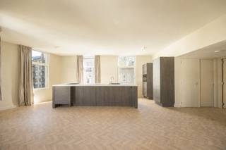 <p>Op de tweede verdieping van dit volledig <strong>gerenoveerde </strong>gebouw bevindt zich een appartement dat uitblinkt in licht, rust en verfijnde afwerking.</p>
<p>De hoekligging speelt hier een hoofdrol: de leefruimte geniet van <strong>rijke lichtinval</strong> langs meerdere zijden, wat zorgt voor een open en luchtig gevoel doorheen het volledige appartement. De visgraatvloer en de zachte, neutrale materialen creëren een warme en tijdloze woonomgeving.</p>
<p>De <strong>open keuken met eiland</strong> vormt het centrale punt van de ruimte en werd afgewerkt met duurzame materialen en kwalitatieve toestellen — een plek waar functionaliteit en esthetiek perfect samenkomen.</p>
<p>De indeling omvat <strong>twee volwaardige slaapkamers</strong>, elk rustig gelegen en flexibel in te richten. De badkamer werd modern en stijlvol afgewerkt met een <strong>inloopdouche </strong>en hoogwaardige materialen.</p>
<p>Het <strong>privéterras </strong>vormt een waardevolle uitbreiding van de leefruimte en biedt een aangename buitenplek waar u kan genieten van rust en licht.</p>
<p>Ook hier werd ingezet op comfort en duurzaamheid, met onder andere <strong>vloerverwarming </strong>in leefruimte en slaapkamers en een afwerking die tot in detail werd doorgetrokken.</p>
<p>Extra’s:</p>
<ul>
<li>Privatieve <strong>kelderberging </strong>inbegrepen</li>
<li><strong>Fietsenstalling </strong>binnen het gebouw</li>
<li>Geen lift → <strong>lage maandelijkse kosten</strong></li>
</ul>
<p>De <strong>ligging </strong>is bijzonder gegeerd: vlakbij de Meir, het groen van Park Spoor Noord en de jachthaven van ’t Eilandje.</p>
<p>Een appartement dat overtuigt door zijn licht, afwerking en balans — en dat u het best zelf komt ervaren.</p>
<p>Bij aankoop wordt een bijdrage van €925 voorzien voor de opmaak van de basisakte.<br /><br />Voor meer info of een bezoek, contacteer ons via 03/568.03.03 of info@vastgoed03.be</p>