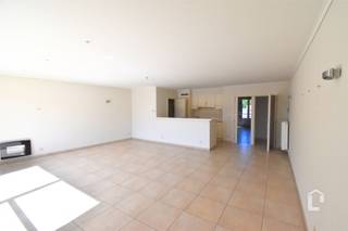 <p><span>Recent 2 slaapkamer appartement in centrum Nazareth.</span></p><p><span> </span></p><p><span>Dit pareltje is gelegen vlakbij de kerk van Nazareth.</span></p><p><span>Door zijn schitterende ligging is dit appartement ideaal voor een koppeltje, of een happy single! </span></p><p><span> </span></p><p><span>Via de inkomhal kom je binnen in de lichtrijke leefruimte met volledig geïnstalleerde open keuken. De open keuken geeft je toegang tot de handige berging. Via de leefruimte kom je op het heerlijke zonneterras met zicht op het dorp van Nazareth. </span></p><p><span>Dit appartement heeft twee slaapkamers, waarvan er eentje aansluitend een dressing heeft. De praktisch ingerichte badkamer is in het bezit van dubbele wastafel in meubel, een ligbad én inloopdouche. </span></p><p><span> </span></p><p><span>Een extra pluspunt is dat er een garage én autostaanplaats aanwezig is. Alsook zijn er 2 parkeerplaatsen met een gemeenschappelijke laadpaal (met batch via syndicus).</span></p><p><span>Het gebouw beschik ook over een lift.</span></p><p><span> </span></p><p><span>Beschikbaar: 01/07/2026</span></p><p><span>Provisie: € 75 /maand</span></p><p><span> </span></p><p><span>Pluspunten:</span></p><p><span>+     Energiezuinig appartement</span></p><p><span>+     Gelegen op dorpsplein</span></p><p><span>+     2 slaapkamers, waarvan 1 met dressing</span></p><p><span>+     Badkamer met douche en bad</span></p><p><span>+     Garage en parkeerplaats</span></p><p><span>+     Laadmogelijkheid op parking</span></p>