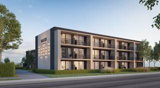 Dit gloednieuwe complex omvat <strong>50 smaakvol afgewerkte appartementen</strong>, verdeeld over het gelijkvloers en twee verdiepingen. Elk appartement is tot in de kleinste details ingericht en volledig afgewerkt.<br />Met slaapplaats voor 4 tot 6 personen, zonnige terrassen, 39 parkeerplaatsen en een fietsenstalling, is dit project ontworpen om zowel comfort als rendement te maximaliseren.<br />De appartementen bestaan uit drie verschillende types, waarvan de plannen alsook aanvullende documentatie, zoals de verdiepingsplannen, het lastenboek en de brochure, beschikbaar zijn via Caenen.be onder 'Downloads' bij het project.<br /><br /><u>Slim investeren met zorgeloos verhuurbeheer:</u><br />Wat Residentie <strong>Naudi</strong> onderscheidt, is het unieke <strong>verhuurconcept</strong> onder centraal beheer. Een ervaren team neemt zowel het property management als revenue management op zich, zodat u zonder zorgen geniet van uw investering.<br />Bovendien profiteert u als eigenaar van drie weken gratis privégebruik per jaar, waardoor uw vastgoed niet alleen financieel aantrekkelijk is, maar ook een plek biedt voor persoonlijke ontspanning.<br /><br /><u>Belastingsvoordelen en groeipotentieel:</u><br />Een belangrijke meerwaarde van dit project is de mogelijkheid tot <strong>volledige BTW-recuperatie</strong>, wat uw rendement aanzienlijk verhoogt.<br />Daarnaast maakt de strategische ligging in Nieuwpoort deze investering extra interessant: een dynamische vastgoedmarkt gecombineerd met een toeristische hotspot die het hele jaar door bezoekers aantrekt.<br /><br /><u>Duurzaam, modern en energiezuinig:</u><br />Residentie <strong>Naudi</strong> is ontworpen met oog voor hedendaagse architectuur en duurzame materialen. Strakke gevels met warme accenten (Rockpanel), <strong>ruime terrassen</strong> en een doordachte indeling zorgen voor een moderne uitstraling en optimaal <strong>comfort</strong>.<br />Alle appartementen zijn <strong>hoogwaardig afgewerkt en volledig gemeubileerd, inclusief schilderwerken en alle benodigdheden</strong> zoals deco, keukengerei, lakens en handdoeken.<br />Daarnaast zijn ze uitgerust met vloerverwarming, zonnepanelen en <strong>geothermische warmtepompen</strong>, wat resulteert in een <strong>energiezuinig </strong>verblijf (E-peil 20). <br />Als extra voordeel door het behalen van E-peil 20, heeft u als eigenaar voor 5 jaar lang 50% vermindering op de onroerende voorheffing.<br /><br /><u>Nieuwpoort: een locatie met blijvende waarde:</u><br />Met een <strong>prachtige kustlijn</strong>, levendige winkelstraten, gezellige horecazaken en een rijke cultuur, biedt Nieuwpoort een ideale mix van ontspanning en recreatie. Op wandelafstand van uw appartement vindt u een breed zandstrand, hippe boetieks en diverse vrijetijdsmogelijkheden. Dankzij de voortdurende populariteit van de Belgische kust blijft vastgoed in deze regio een waardevolle investering.<br /><br /><br /><strong>Naudi</strong> combineert een aantrekkelijke vastgoedbelegging met een zorgeloos verhuurbeheer en instapklaar comfort.<br />Profiteer van deze unieke kans om uw vermogen te laten groeien in een bloeiende kuststad waar het hele jaar door iets te beleven valt.<br /><br /><strong>Invest smart, Invest Naudi.</strong>
<ul>
<li>Bezoek Caenen Nieuwpoort voor meer informatie en vraag de rendementsberekening op.</li>
<li>De aanschaf van een parkeerplaats is een vereiste bij de aankoop van een appartement.</li>
</ul>