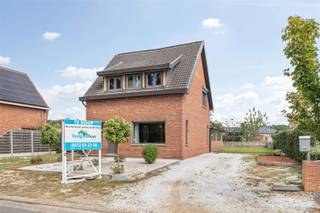 <p><span>Op zoek naar een instapklare & rustig gelegen woning? Dan is dit jouw kans!</span></p><p><span> </span></p><p><span>Deze charmante woning is rustig gelegen in een groene omgeving, maar geniet tegelijk van een vlotte verbinding naar belangrijke invalswegen. </span></p><p><span>Dankzij de dubbele beglazing (buitenschrijnwerk: PVC), de condenserende pelletketel en de spouwmuurisolatie geniet je hier van een aangenaam wooncomfort.</span></p><p><span>Het huis is bovendien asbestveilig en beschikt over een energielabel D - met een eenvoudige dakisolatie kan dit (cfr het afgeleverd EPC) zelfs naar label C!</span></p><p><span> </span></p><p><span>Indeling:</span></p><p><span>Gelijkvloers: Inkomhal, gezellige leefruimte, volledig ingerichte keuken, veranda, badkamer met ligbad, douche en lavabo, berging en afzonderlijk toilet.</span></p><p><span>Verdieping: Nachthal, toilet en drie slaapkamers.</span></p><p><span>Extra: Een kelder en zolder bieden opbergmogelijkheden.</span></p><p><span> </span></p><p><span>Dankzij het perceel van 8A 09CA geniet je van een aangename buitenruimte, ideaal om tot rust te komen in het groen.</span></p><p><span> </span></p><p><span>Troeven op een rij:</span></p><p><span>- Rustige, groene ligging met uitstekende bereikbaarheid</span></p><p><span>- Instapklaar, af te werken naar eigen smaak</span></p><p><span>- Asbestveilig</span></p><p><span>- Energiezuinige ingrepen reeds aanwezig (dubbele beglazing, spouwmuurisolatie, pelletketel)</span></p><p><span>- Elektrische installatie CONFORM AREI</span></p><p><span>- Aanwezigheid van kelder en zolder</span></p><p><span> </span></p><p><span>Kortom: Een woning die je meteen kan betrekken, met veel potentieel en een prachtige ligging!</span></p><p><span> </span></p><p><span>Breng snel een bezoek voor het te laat is! Neem contact op met Kenneth (kenneth.pollet@vastgoedhuys.be) op 0472/03 25 88 of met Melissa (melissa.cardaci@vastgoedhuys.be) op 0486/54 71 80.</span></p>