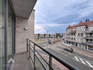 <p>Instapklaar appartement op een interessante locatie nabij de jachthaven en het centrum bestaande uit een inkomhal, gezellige leefruimte met eet-en zithoek, uitgeruste open keuken, 2 slaapkamers, ingerichte badkamer (douche, lavabomeubel en toilet), was/bergplaats en 2 terrassen (straatzijde en achterzijde).</p>
<p>Extra troeven:</p>
<ul>
<li>Energiezuinig</li>
<li>Conforme keuring elektriciteit</li>
<li>Lift aanwezig</li>
<li>Gemeenschappelijke fietsenberging</li>
<li>Op wandelafstand van allerlei winkels, tramhaltes, jachthaven en het centrum</li>
<li>Instapklaar</li>
</ul>
<p>Dit appartement is te koop ZONDER makelaar via het concept van Smart Houses! Verdere inlichtingen of bezoek? Contacteer rechtstreeks de eigenaar via 0474/40.37.06</p>