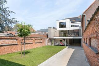 Une propriété d'exception où vie privée et vie professionnelle se marient à la perfection. Cette demeure de caractère, entièrement rénovée, offre une surface habitable d'environ 450 m², complétée par un impressionnant hangar/atelier d'environ 580 m².Grâce à son excellent label EPC A, vous bénéficiez d’une habitation économe en énergie qui allie à la perfection le confort de vie contemporain à des espaces de vie généreux et à des possibilités inédites. Son emplacement central mais calme au cœur du quartier résidentiel est un atout indéniable : les commerces, les écoles et la gare sont accessibles à pied, tandis que vous profitez chez vous du calme et de l'intimité.Avec ses 6 chambres à part entière et ses 3 salles de bains, cette propriété convient parfaitement aux familles nombreuses ou recomposées, à la cohabitation ou à une maison « kangourou ». Elle offre en outre de nombreuses opportunités à ceux qui souhaitent développer un B&B, un cabinet ou une activité libérale, ou qui souhaitent combiner vie privée et vie professionnelle au même endroit.Le vaste hangar/atelier d’environ 580 m² rend cette propriété encore plus unique et se prête parfaitement au stockage, à un atelier, à des activités artisanales ou à une entreprise indépendante. Une combinaison rare d’espace, de confort, d’accessibilité et de polyvalence que l’on trouve rarement sur le marché.