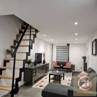 Deze prachtige woning met 3 slaapkamers en 2 badkamers, gelegen in het centrum van Vilvoorde, is onlangs met veel zorg en aandacht gerenoveerd. Deze woning is ideaal als kangeroowoning, wat betekent dat het een perfecte ruimte biedt voor twee generaties om comfortabel samen te wonen of als een aparte eenheid voor gasten. <br /><br />Bij het betreden van de woning valt meteen de heldere en ruime sfeer op, dankzij de moderne open plattegrond. De woonkamer is voorzien van grote ramen die overvloedig daglicht binnenlaten en een gezellige sfeer creëren.<br /><br />De keuken is een droom voor kookliefhebbers, met glanzende nieuwe apparatuur, stijlvolle kasten. De keuken is verbonden met de eetruimte.<br /><br />De woning heeft drie ruime slaapkamers, die allemaal zijn voorzien van grote ramen en inbouwkasten voor voldoende opbergruimte. De twee moderne badkamers zijn elegant betegeld en uitgerust met eigentijdse armaturen. Dit zorgt ervoor dat bewoners zowel comfort als privacy ervaren.<br /><br />Deze woning is gelegen in een vriendelijke buurt met gemakkelijke toegang tot voorzieningen, scholen en openbaar vervoer. Met de mogelijkheid om als kangeroowoning te dienen, biedt het veelzijdige mogelijkheden voor gezinnen die samen willen wonen, voor ouders met volwassen kinderen of voor investeerders die op zoek zijn naar een rendabele verhuurwoning. Het is een ideale combinatie van modern comfort en praktische flexibiliteit.<br />Beschikbaarheid woning af te spreken met eigenaar.