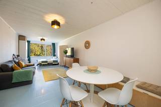 <p><span>Studio met uitzicht op de Kruidtuin in Mechelen</span></p><p><span> </span></p><p><span>Op zoek naar een interessante investering of een leuke studio op een toplocatie in Mechelen? Deze studio van 36 m²,  gelegen op de derde verdieping van een appartementsgebouw op het Raghenoplein, biedt tal van mogelijkheden. Alle voorzieningen zoals winkels, scholen en openbaar vervoer bevinden zich op wandelafstand van deze studio. Het station Mechelen Centraal is slechts enkele minuten wandelen van de voordeur. Voor wie met de wagen op stap gaat, zorgt de Tangent voor een uitstekende verbinding met de E19 Antwerpen/Brussel.</span></p><p><span> </span></p><p><span>De studio beschikt over een open woon- en slaapruimte, keuken en een afgesloten badkamer. De keuken werd in 2023 volledig vernieuwd, inclusief de splinter nieuwe toestellen. Het zicht op de Kruidtuin is een onklopbaar en uitzonderlijk groen uitzicht, midden in de stad. Dankzij de centrale ligging en de nabijheid van de Thomas More hogeschool en het station is deze studio uitermate geschikt als investering. In de ondergrondse verdieping zijn er twee kelderbergingen en twee staanplaatsen die mee dienen te worden aangekocht. Een buitenkans op een locatie als deze, waar opbergruimte en parkeerplaatsen enorm gegeerd zijn.</span></p><p><span> </span></p><p><span> </span></p><p><span>Indeling:</span></p><p><span>-Studio met woonruimte, keuken en badkamer.</span></p><p><span>-Twee staanplaatsen</span></p><p><span>-Twee kelderbergingen </span></p><p><span> </span></p><p><span>Troeven:</span></p><p><span>-Toplocatie</span></p><p><span>-Interessant voor investeerders</span></p><p><span>-Mogelijkheid tot aankoop twee staanplaatsen</span></p><p><span> </span></p><p><span>Ben jij geïnteresseerd in deze studio met twee staanplaatsen te koop in Mechelen, ben je op zoek naar ander vastgoed, een investering of wens je de waarde van jouw eigendom te kennen? Dan ben je bij BOLT immo aan het juiste adres! Wij helpen jou graag verder.</span><span> </span></p>