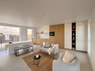 Deze penthouse is als enige appartement van dit project gelegen op de derde verdieping en maakt deel uit van residentie Léon gelegen te Beveren Glazenleeuwstraat met 8 wooneenheden. Dit pand beschikt over een groot privaat terras. U heeft toegang tot algemene fietsenberging en gemeenschappelijke bergruimte.Via de algemene inkomhal per trap of met de lift komt u rechtstreeks terecht in het appartement. De indeling van het appartement is als volgt: U betreedt het appartement via de inkomhal met apart toilet. Verder door betreedt u de eetkamer met veel lichtinval en toegang tot het terras. de keuken is volledig uitgerust en voorzien van hoogwaardige materialen. De keuken heeft een aangrenzende bergruimte. De leefruimte is mee in de keuken en eetkamer verweven, zeer lichtrijk en enorm gezellig. Op de nachthal bevinden zich een ingerichte badkamer en nog twee ruime slaapkamers. De masterbedroom heeft uitzicht en toegang tot het terras via het enorme schuifraam.Ook heeft u de mogelijkheid om een achterliggende garagebox of carport aan te kopen.Nog enkele troeven van dit appartement: Vloerverwarming met lucht/water warmtepomp, videofoon, lift aanwezig met penthouse liftsturing, gemeenschappelijke berging en fietsenstalling, een laag energiepeil conform de geldende normen en het verlaagd btw-tarief van 6% is mogelijk! Als we spreken over de prijs is dat exclusief btw, zonder registratie- en notariskosten! De plannen & lastenboek zijn op afspraak en zeer vrijblijvend te bekijken.