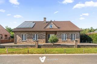 <p><span>Zeer ruime woning (+/- 400 m²) met 5 slaapkamers uiterst rustig gelegen op een perceel 1415 m² te Beringen.</span></p><p><span> </span></p><p><span>Belangrijkste troeven: </span></p><p><span>- Centrale doch ligging in de nabijheid van de B-mine, eetgelegenheden, openbaar vervoer, scholen,...</span></p><p><span>- Uitstekend onderhouden</span></p><p><span>- 5 slaapkamers</span></p><p><span>- Inpandige garage </span></p><p><span>- Prachtige tuin met overdekt terras</span></p><p><span>- Airco</span></p><p><span>- Zonnepanelen 16 stuks (5500 Kwh)</span></p><p><span>- Ruime zolder </span></p><p><span> </span></p><p><span>Bekijk zeker ook de foto's en de grondplannen met de afmetingen. Zo krijgt u van thuis uit al een perfect beeld van wat deze woning te bieden heeft!</span></p><p><span> </span></p><p><span>Wenst u meer info of een vrijblijvende bezichtiging, contacteer dan ons kantoor op het nummer 011 85 15 15 en wij helpen u graag verder. </span></p>