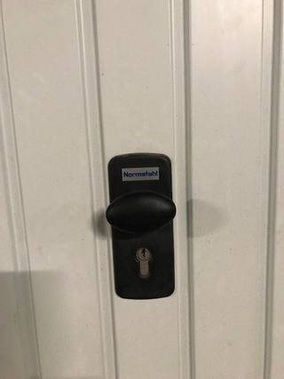 Gemakkelijk toegankelijk! <br />Gesloten garagebox, afmetingen 4.90L x 2.78B m.<br /><br />Maandelijks 115 EUR + 5 EUR provsie kosten = 120 EUR per maand<br />Vrij per 01/04/2025, enkel te huur op jaarbasis.