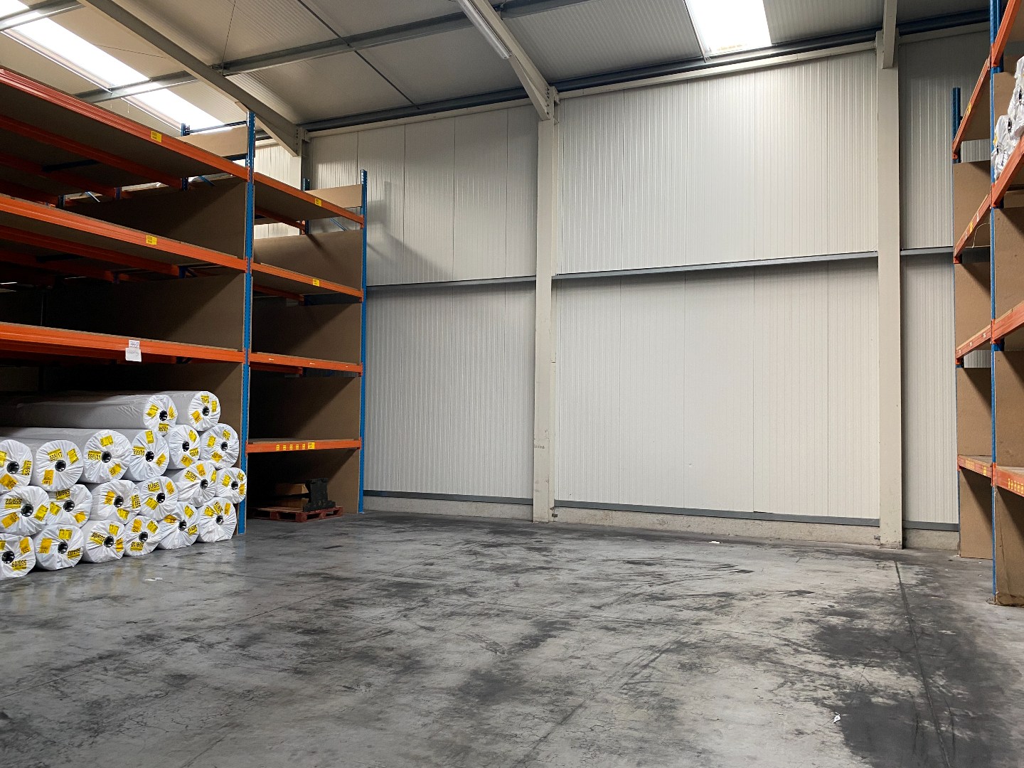 Grote loods (800 m²) met diverse mogelijkheden in een industriezone. - foto 4