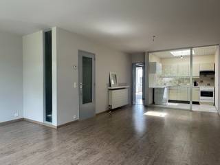 Welkom in de<strong> Jan Baptist Tassynsstraat 129 V2, 2070 Zwijndrecht</strong>. Hier vinden we een instapklaar appartement op de tweede verdieping van het gebouw. Gelegen vlakbij invalswegen, openbaar vervoer en winkels, is dit misschien wel het appartement dat jij zoekt. Interesse? Registreer je dan snel via volgende link voor een afspraak: <strong>https://m3-zwijndrecht.mijnhuurprofiel.be/property/658570a3-12dd-487b-8a5b-18ed2dc5eac3.</strong><br /><br />We nemen de trap naar de <strong>tweede verdieping</strong>. Voor we het appartement binnengaan, vinden we al een ruime berging. Ideaal als opbergruimte. Verder stappen we binnen in de inkomhal met vestiaire kasten. De hal brengt ons naar de lichtrijke woonkamer van 31m2. Deze ruimte geeft plaats voor zowel woon- als eetruimte. Aansluitend vinden we de keuken die dankzij de lichtkoepel ook baadt in het licht. De keuken is uitgerust met spoelbak, kookvuur en oven.<br /><br />Verder vinden we de badkamer met lavabo, bad en aansluitingen voor wasmachine en droogkast. Er is een apart toilet en een bergruimte in de nachthal. Achteraan zijn twee ruime slaapkamers. Eén slaapkamer geeft zelfs toegang tot het gezellige en vooral zonnig terras (zuid gericht).<br /><br />Als extra troef hoort er bij dit appartement ook nog <strong>een ondergrondse autostaanplaats. </strong><br /><br />Beschikbaar vanaf <strong>01/11/2026</strong>.<br /><br /><u><strong>Technisch:</strong></u><br />EPC: 191 kWh/m2jaar, UC 3550839, label B (energiezuinig)<br /><br /><u><strong>Kosten:</strong></u><br />Gemeenschappelijke kosten: €20/maand<br />Huurwaarborg 3 maanden.<br />Plaatsbeschrijving: elke partij betaalt de helft<br />Huur: € 975/maand