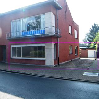 <p>Op wandelafstand van het Moretusbos vindt u dit gelijkvloerse appartement in een rustig gebouw.Het appartement kreeg net een volledige make-over : er zijn overal nieuwe vloeren , de muren werden opnieuw bezet en geschilderd, er is een nieuwe keuken en vernieuwde badkamer. Kortom : volledig instapklaar. Inclusief GARAGE. GEEN gemeenschappelijke kosten. Indeling: inkomhal, mooie, gezellige woonkamer, nieuwe keuken, compacte badkamer met nieuwe douche , 2 slaapkamers en een terras met berging. Alle meters zijn individueel. Overal rolluiken. Zeer rustige straat en toch vlakbij het centrum van Putte-Stabroek. Een aanrader ! Geef gerust een seintje en dan organiseren we voor u een bezoek ter plaatse.</p>