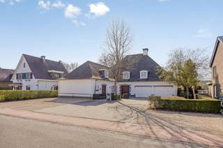 <h2><strong><strong>Karaktervolle villa met verwarmd zwembad, praktijkruimte en royale leefruimtes</strong></strong></h2><p>In het charmante Wespelaar, een groene deelgemeente van Haacht, bevindt zich deze stijlvolle villa op een royaal perceel van meer dan 21 are. Een woning met een uitzonderlijk gevoel van ruimte, veel privacy en tal van mogelijkheden. Gelegen vlak bij het centrum, op wandelafstand van winkels en het treinstation. Met een uitstekende verbinding naar Leuven en Mechelen combineert deze eigendom een rustige woonomgeving met een bijzonder vlotte bereikbaarheid.</p><p><br />De brede gevel en de imposante oprit geven de woning meteen een statige uitstraling. Achteraan ontvouwt zich een prachtig aangelegde tuin met veel privacy. Achter deze tuin bevindt zich het Arboretum, wat zorgt voor een bijzonder groene en rustige omgeving. Dankzij de zuidwestelijke oriëntatie geniet je hier volop van de zon: op het terras en aan het grote, verwarmde buitenzwembad. Dat zwembad wordt bovendien via een warmtepomp verwarmd, waardoor je het zwemseizoen moeiteloos kan verlengen. De ideale plek voor lange zomerdagen én -avonden.</p><p><br />Via de imposante inkomhal met gastentoilet betreed je de leefruimte die zonder twijfel het hart van de woning vormt. Met een oppervlakte van maar liefst 111 m² en een uitzonderlijke breedte van ongeveer 18 meter is dit een woonkamer van zeldzaam formaat. De terracotta tegelvloer en de houten balken aan het plafond geven de ruimte een uitgesproken karakter. Grote raampartijen zorgen voor een mooie lichtinval en verbinden het interieur met de tuin. Aansluitend bevindt zich de volledig ingerichte keuken met ruime eethoek. Vanuit de keuken is er toegang tot een praktische berging en de kelder.</p><p><br />Op de eerste verdieping, waar een parketvloer overal bijdraagt aan de warme sfeer, bevinden zich maar liefst vijf slaapkamers en twee badkamers. Alle ruimte dus voor een groot gezin, logeerkamers, hobbyruimtes of een extra bureau. Daarnaast beschikt de woning over bergkelders en zolderruimtes die extra opslagmogelijkheden bieden. Met een totale vloeroppervlakte van ongeveer 506 m², exclusief kelders, biedt deze villa een indrukwekkende hoeveelheid leefruimte.</p><p><br />Een bijzonder grote bijkomende troef is de praktijkruimte van ongeveer 50 m², die via een aparte inkom toegankelijk is. Deze beschikt over een eigen wachtruimte en sanitair en leent zich perfect voor vrije beroepen, zelfstandigen of ondernemers die wonen en werken willen combineren. Tegelijk biedt deze indeling interessante mogelijkheden voor zorg- of kangoeroewonen.</p><p><br />De woning behaalt een EPC-label C en tegelijk biedt de energieprestatie nog mogelijkheden voor verdere optimalisatie, voor wie de woning naar eigen smaak en comfortniveau wil moderniseren. De elektrische installatie is momenteel niet conform, maar kan volgens raming met een beperkte kost van ongeveer €3.000 in orde worden gebracht.</p><p><br />Kortom, een eigendom waar ruimte, privacy en functionaliteit samenkomen op een bijzonder groen perceel. Interesse om deze woning zelf te ontdekken? Geef JES dan gerust een seintje en we plannen graag een bezoekmoment in.</p><figure><div></div></figure><p></p>