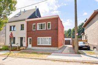 <strong>TE KOOP | Berlaar – Doelstraat 157</strong><br /><br /><strong>Te renoveren halfopen bebouwing op een perceel van 355 m².</strong><br />Op zoek naar een woning met veel potentieel?<br />Deze te renoveren halfopen bebouwing in Berlaar biedt heel wat mogelijkheden om er een aangename en persoonlijke thuis van te maken.<br /><br />De woning omvat op vandaag een inkomhal, woonkamer, keuken, berging, wasplaats, 3 slaapkamers en een douchekamer.<br />Daarnaast beschikt de woning over een garage en een ruime polyvalente ruimte, die voor verschillende doeleinden kan worden ingericht, zoals een hobbyruimte, kantoor, speelkamer of extra leefruimte.<br />Buiten geniet u van een terras en een tuin met tuinberging.<br /><br /><strong>Technische informatie</strong><br />Verwarming via aardgaskachel<br />EPC: 781 kWh/m²/jaar – label F<br />Renovatieplicht van toepassing<br /><br /><strong>Ontdek deze woning online</strong><br />Bekijk alvast de interactieve grondplannen en foto's op onze website:<br />www.wijns.be<br /><br /><strong>Interesse?</strong><br />Wilt u de mogelijkheden van deze woning zelf ontdekken?<br />Contacteer ons vandaag nog voor meer informatie of om een bezoek ter plaatse in te plannen.<br />📞 0473/33 33 33<br />✉️ philip@wijns.be