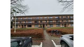 Een goed gelegen appartement bestaande uit een woonkamer, ingerichte keuken, 2 slaapkamers, wasplaats, terras, garage.Het appartement werd terug...