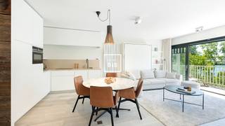 Zeer mooi gelegen en breed appartement met vanop de 2e verdieping een frontaal zicht op het fantastische Duinenwater meer. Het appartement geniet...